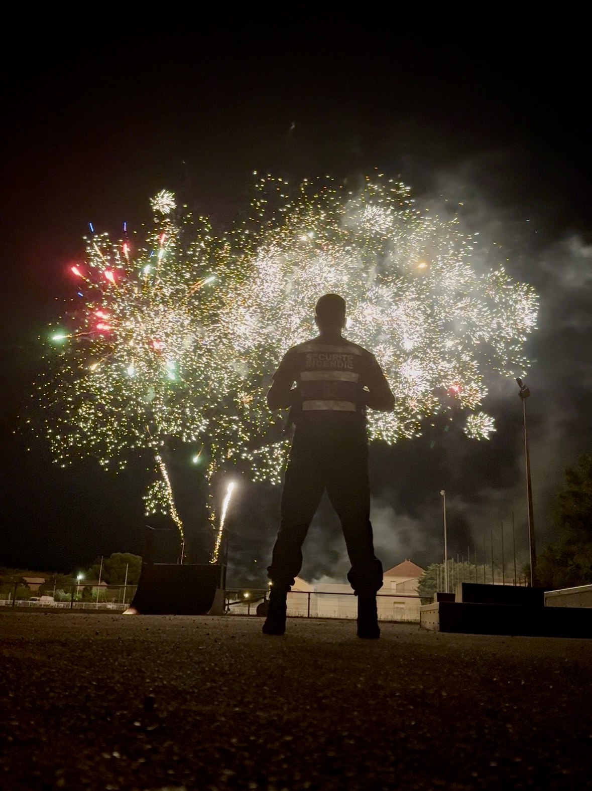 Feu d'artifice lors d'une fête de village - sécurité événementielle Gard